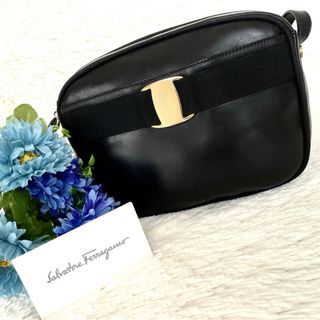 サルヴァトーレフェラガモ(Salvatore Ferragamo)の美品☆Salvatore Ferragamoヴァラリボン ポシェット ブラック(ショルダーバッグ)