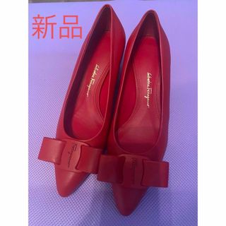 サルヴァトーレフェラガモ(Salvatore Ferragamo)の新品 フェラガモ  赤パンプス リボン(ハイヒール/パンプス)