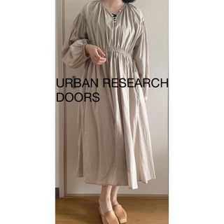 URBAN RESEARCH DOORS  シャツワンピース ベージュ　コットン(ロングワンピース/マキシワンピース)