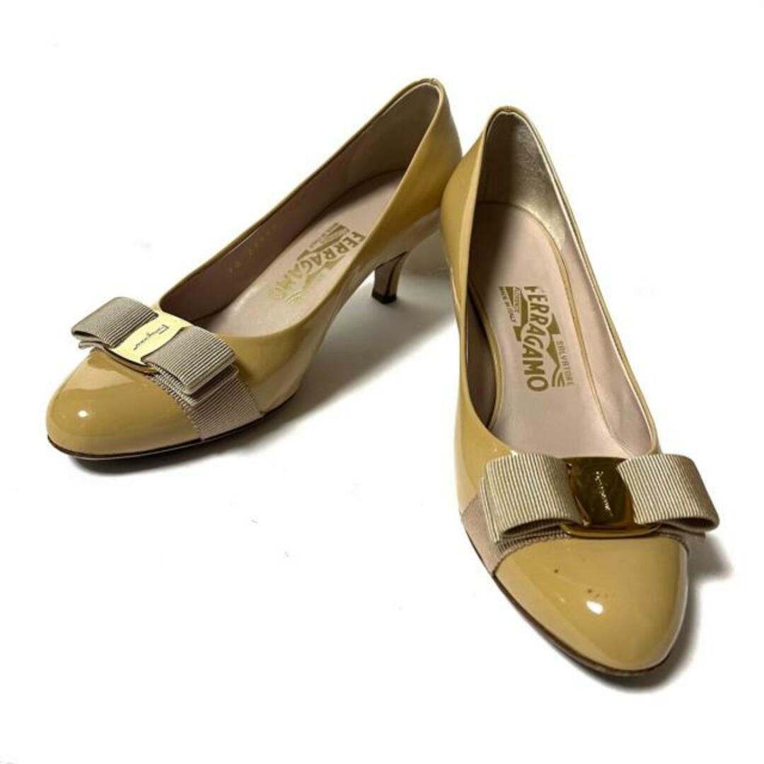 SalvatoreFerragamo(サルバトーレフェラガモ) パンプス 5 1/2D レディース - ライトブラウン ヴァラ エナメル(レザー)×金属素材 SalvatoreFerragamo(サルバトーレフェラガモ) パンプス 5 1/2D レディース - ライトブラウン ヴァラ エナメル(レザー)×金属素材