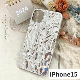 【2024年新作】 iPhone15 韓国 メタリック シルバー うねうね