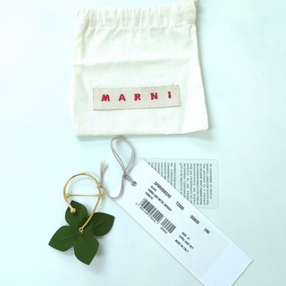 マルニ(Marni)のMARNI マルニ ブローチ カキー ブラック ゴールドカラー イタリア製(ブローチ/コサージュ)