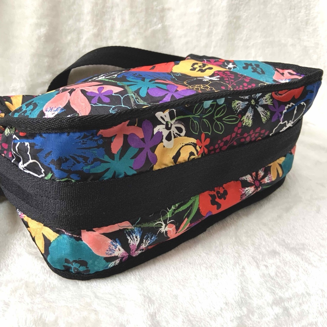 LeSportsac - 極美品☆レスポートサック☆ショルダーバッグ☆花 LeSportsac - 極美品☆レスポートサック☆ショルダーバッグ☆花