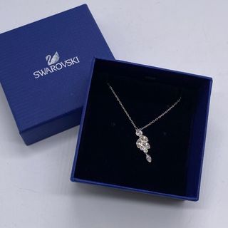 スワロフスキー(SWAROVSKI)の箱付き　スワロフスキー ネックレス シルバーカラー　リーフ　ストーン　no.90(ネックレス)