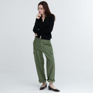 ユニクロ(UNIQLO)のユニクロ　ワイドストレートカーゴパンツ　新品未使用(ワークパンツ/カーゴパンツ)