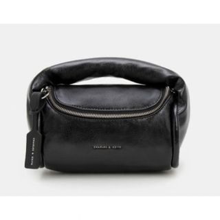 Charles and Keith - CHARLES & KEITH Yama ヤマ パッドシリンダーバッグ