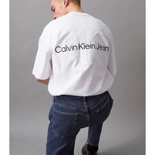 Calvin Klein - Calvin Klein Jeans　ユニセックス エンボスロゴ Tシャツ