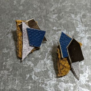 ハンドメイド　ピアス　革　樹脂ポスト