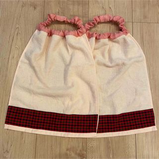 ファミリア風　赤チェック　タオルエプロン　ハンドメイド(スタイ/よだれかけ)