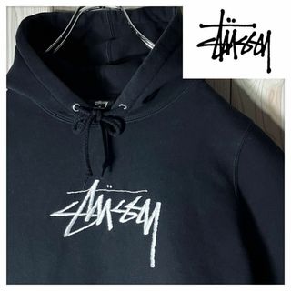 ステューシー(STUSSY)の【良品 M】ステューシー 刺繍 ストックロゴ スウェット パーカー 黒(パーカー)