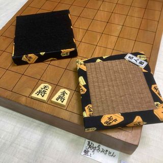 名人戦柄の将棋駒台　畳は茶色メセキの新作です。駒24-7 藤井聡太、(囲碁/将棋)