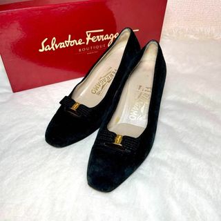 サルヴァトーレフェラガモ(Salvatore Ferragamo)のサルヴァトーレフェラガモ　ヴァラリボン　パンプス　スエード　黒　22cm(ハイヒール/パンプス)