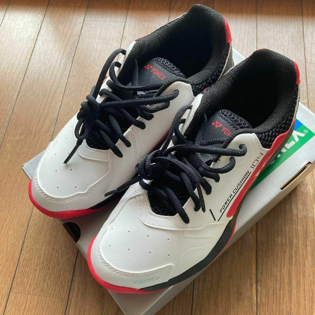 YONEX - テニスシューズ 新品 23.5cm 未使用 白 黒 赤 ヨネックス YONEX - テニスシューズ 新品 23.5cm 未使用 白 黒 赤 ヨネックス