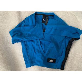 adidas - adidas 未使用タグないクロップド丈トップス