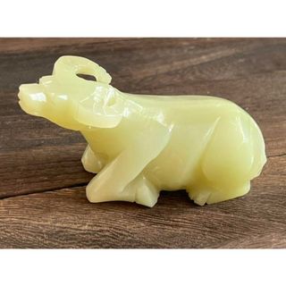石でできた水牛(置物)