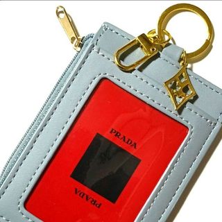 プラダ(PRADA)の⭐ミニ財布パスケース⭐PRADA⭐トランプ１枚　ゴールドトランプチャーム付　B1(パスケース/IDカードホルダー)