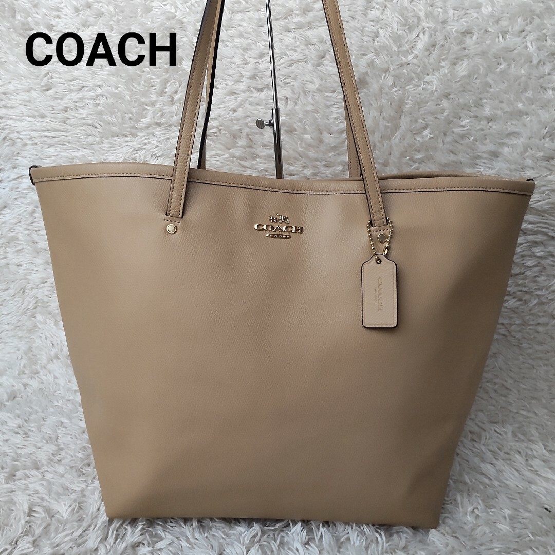 COACH 更 コーチ トートバッグ 大容量 ベージュ 美品 チャーム付き COACH 更 コーチ トートバッグ 大容量 ベージュ 美品 チャーム付き