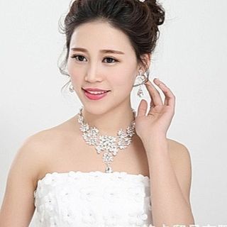 【高級感！】　結婚式　前撮り　２点セット　ピアス　ネックレス　お花　豪華(その他)