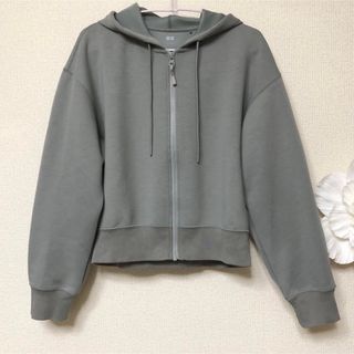 ユニクロ(UNIQLO)のユニクロ　フード付きパーカー　S グレー　used　ふわっと軽い(パーカー)