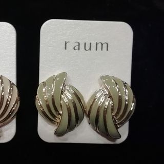 ラウム(raum)の新品　未使用★定価1,760円　イヤリング　グリーン×シェル風★上品　シンプル(イヤリング)