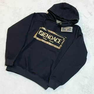 FENDI - 【新品未使用】 FENDACE コラボ　ロゴ柄　パーカー　ブラック　XS