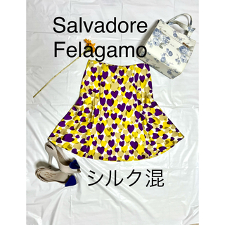 サルヴァトーレフェラガモ(Salvatore Ferragamo)のサルヴァトーレフェラガモ  ハートがかわいいシルク混スカート(ひざ丈スカート)
