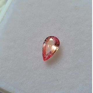 多色性をも感じるビビッドなパパラチアサファイア ルース 0.289ct