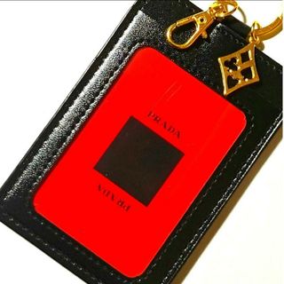 プラダ(PRADA)の希少⭐PRADA⭐トランプ１枚と、ゴールドトランプチャーム付パスケース新品BK1(名刺入れ/定期入れ)