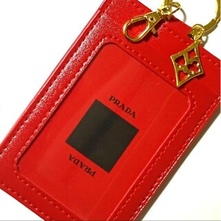 プラダ(PRADA)の希少⭐PRADA⭐トランプ１枚と、ゴールドトランプチャーム付パスケース新品　R1(パスケース/IDカードホルダー)