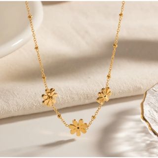 【人気】フラワー✨ネックレス ゴールド　18k コート サージカルステンレス (ネックレス)