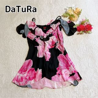 ダチュラ(DaTuRa)のDaTuRa 肩出し フリル チュニック 花柄 ゴージャス (チュニック)