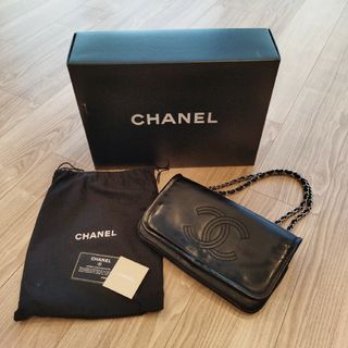 シャネル　CHANEL　チェーンバッグ　黒　エナメル　ショルダーバッグ