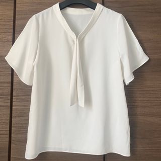 アオキ(AOKI)のLESMUES パールビジュー付きボウタイシフォンブラウス(シャツ/ブラウス(半袖/袖なし))