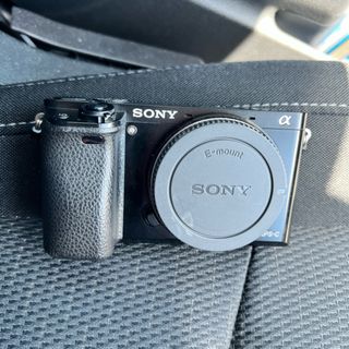 ソニー(SONY)のSONY a6000  本体とバッテリーのみ(ミラーレス一眼)