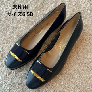 サルヴァトーレフェラガモ(Salvatore Ferragamo)の【未使用】フェラガモ ヴァラリボン パンプス ゴールド金具 ネイビー 6.5D(ハイヒール/パンプス)