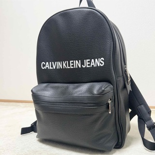 カルバンクライン(Calvin Klein)の極美品　カルバンクラインジーンズ　フェイクレザーリュック　デカロゴ　大容量　A4(バッグパック/リュック)