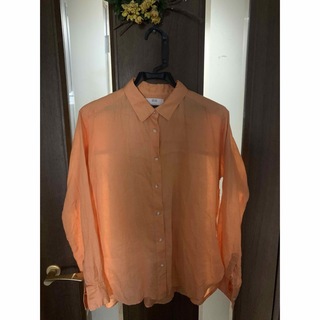 ユニクロ(UNIQLO)のユニクロ 麻100% 長袖シャツ オレンジ サイズL 長袖シャツ 未使用に近い(シャツ/ブラウス(長袖/七分))