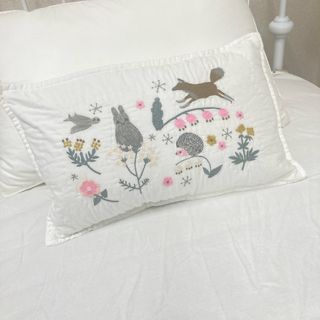 ポッタリーバーン(Pottery Barn)の刺繍ピロ　クッション/まくら　新品　30×50cm(枕)