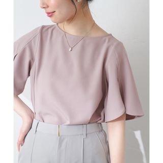 ナチュラルクチュール(natural couture)のBACKパールハチワレスリーブTOPS グレイッシュベージュ(シャツ/ブラウス(半袖/袖なし))