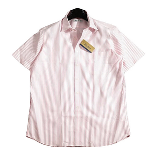 【新品】老舗メーカー シャツ 形態安定 半袖 ストライプ柄 LLサイズ ピンク(シャツ)