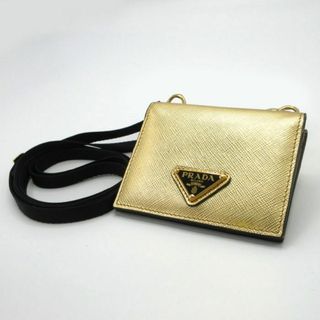 プラダ(PRADA)の【新品】プラダ カードケース 2MR035 SAFFIANO TRIANG / PLATINO (プラチノ) PRADA サフィアーノレザー 三角プレート ストラップ付き コインケース アウトレット メンズ(名刺入れ/定期入れ)