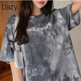 シーイン(SHEIN)のDAZY 文字グラフィック　絞り染め　オーバーサイズシャツ(Tシャツ(半袖/袖なし))