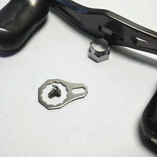 シマノ(SHIMANO)のベイトリール用　リテーナー　ハンドルロックプレートと固定ネジ　シルバー　2個(リール)