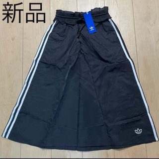 adidasRUFFLE SKIRT(ひざ丈スカート)