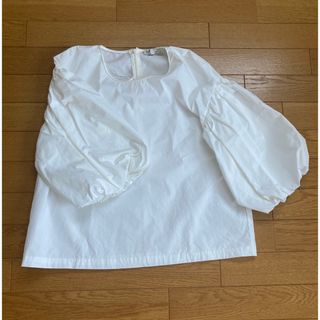 ザラ(ZARA)の【ZARA】パフスリーブブラウス(Mサイズ)(シャツ/ブラウス(半袖/袖なし))