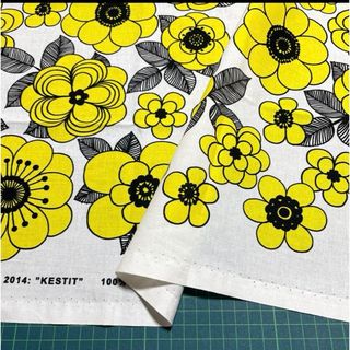 マリメッコ(marimekko)の新色 マリメッコ 生地 ケスティット イエロー(生地/糸)