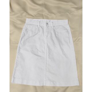 ユニクロ(UNIQLO)の未使用　UNIQLO ユニクロ デニムスカート　ウエスト58cm　ホワイト 白(ひざ丈スカート)