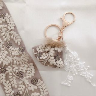 インド刺繍リボン　キーホルダー　バッグチャーム　くすみパープル　ハンドメイド(バッグチャーム)