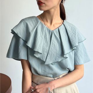 シェトワ(Chez toi)の【大人かわいいが叶う】ネックフリルブラウス サックスブルー(シャツ/ブラウス(半袖/袖なし))