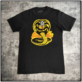 【C413】COBRA KAI TVシリーズ USA古着 半袖Tシャツ ブラック(Tシャツ/カットソー(半袖/袖なし))